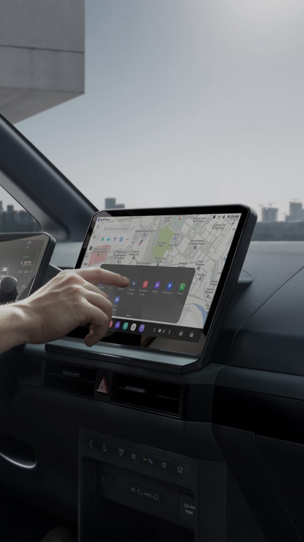 Mann bedient den Touchscreen des Infotainmentsystems in einem Fahrzeug